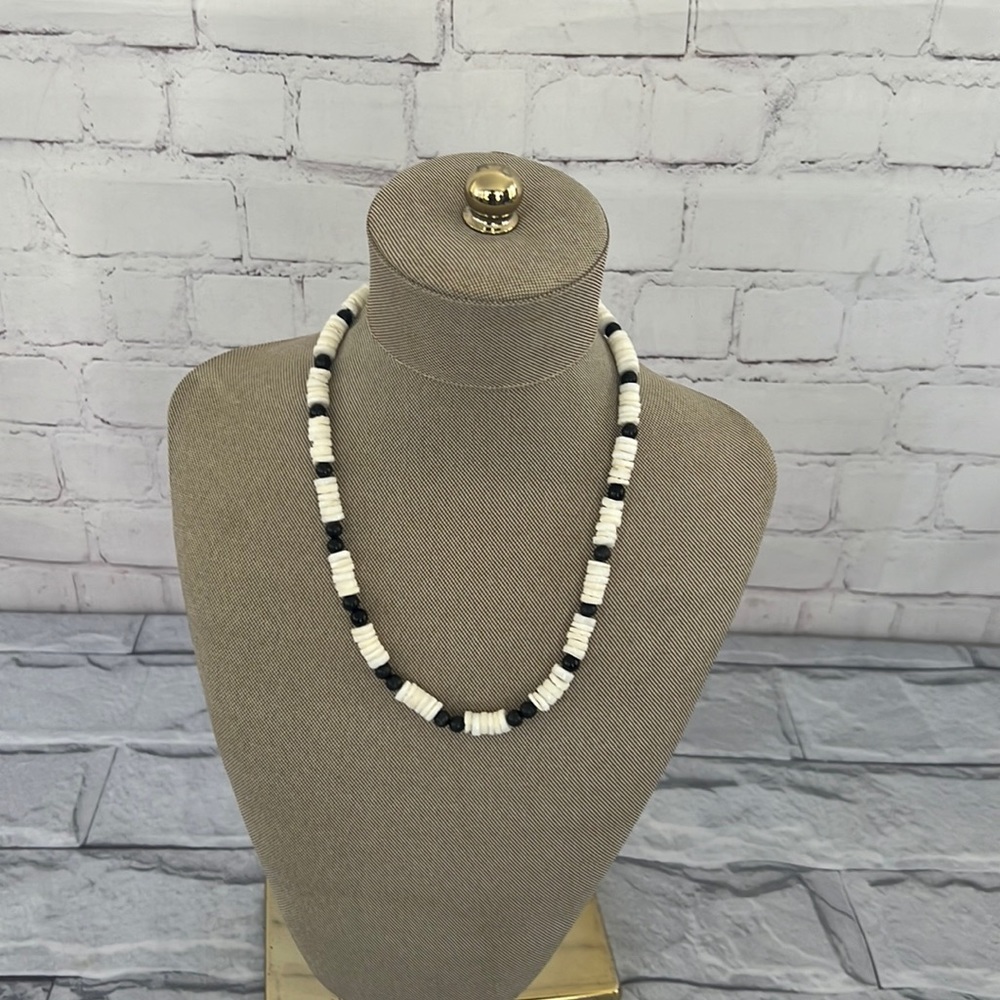 Puka shell vintage necklace white & black